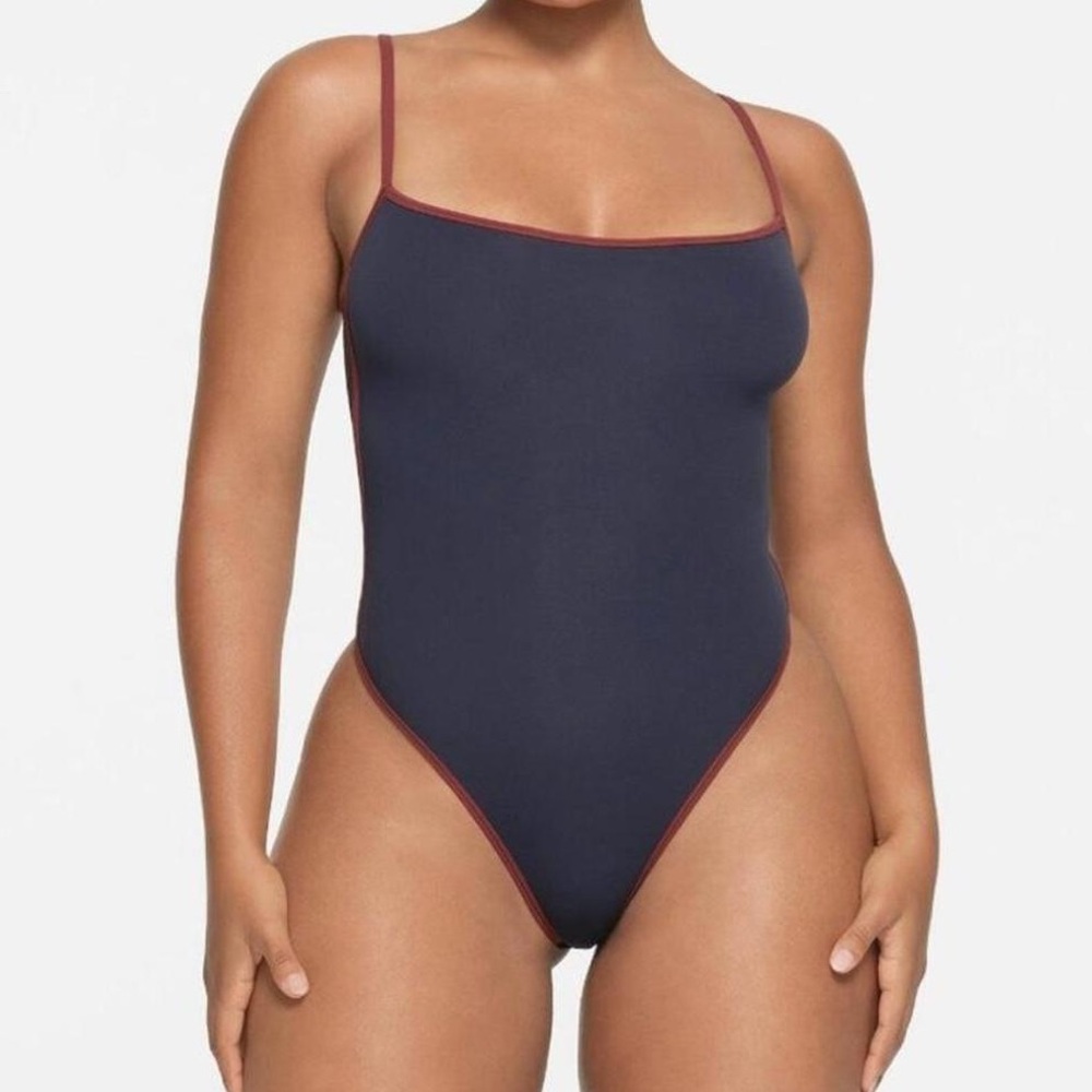 SKIMS FITS EVERYBODY CONTRAST TRIM SCOOP NECK BODYSUIT | NAVY/BURGUNDY - MEDIUM